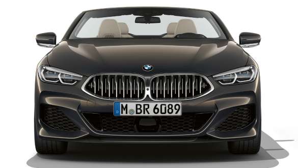 BMW M850i xDrive Cabrio, partie avant G14. BMW M850i xDrive Cabrio en Dravit Grau metallic avec capote fermée, partie avant avec doubles naseaux en Galvanik Cerium Grey G14.