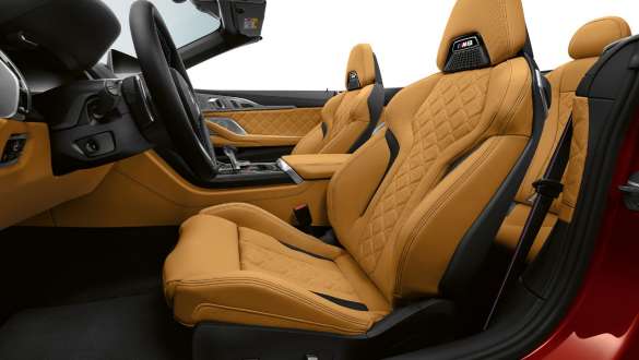 Garnissage tout cuir Merino/Alcantara F91. BMW M8 Competition Cabrio avec garnissage tout cuir Merino/Alcantara F91.