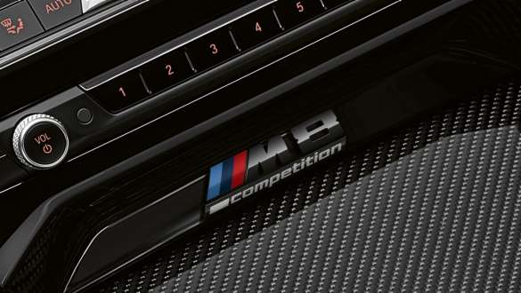 Insigne M8 Competition F91. BMW M8 Competition Cabrio, console centrale avec insigne M8 Competition F91.
