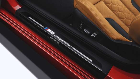 Seuils de porte avec inscription M8 Competition F91. Seuils de porte de la BMW M8 Competition Cabrio avec inscription M8 Competition F91.