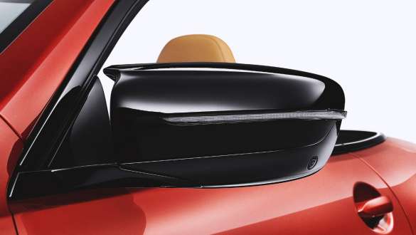 Coques de rétroviseurs en Schwarz F91. BMW M8 Competition Cabrio avec coques des rétroviseurs en Schwarz F91.