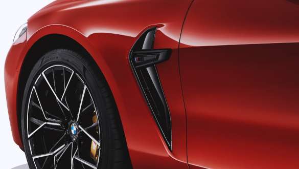 Ouïes M spécifiques en Schwarz F91. BMW M8 Competition Cabrio avec ouïes M spécifiques en Schwarz F91.