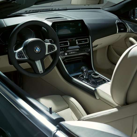 BMW M850i xDrive Cabrio, poste de conduite G14. BMW M850i xDrive Cabrio en Dravitgrau metallic avec capote ouverte, poste de conduite avec volant M en cuir G14.