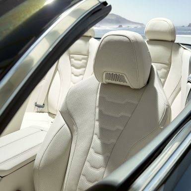 BMW M850i xDrive Cabrio, sièges multifonctions pour le conducteur et le passager avant G14. BMW M850i xDrive Cabrio in Dravitgrau metallic avec capote ouverte, habitacle avec sièges multifonctions en garnissage BMW Individual en cuir Merino Elfenbeinweiss G14.