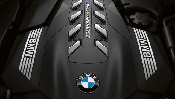 Moteur essence 8 cylindres M TwinPower Turbo BMW M850i xDrive Cabrio G14 LCI restylage 2022 BMW M850i xDrive Cabrio G14 LCI restylage 2022 Moteur essence 8 cylindres M TwinPower Turbo vue en gros plan
