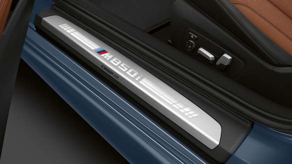 Seuils de porte avec inscription M850i G15. Seuils de porte de la BMW M850i xDrive Coupé avec inscription M850i G15.