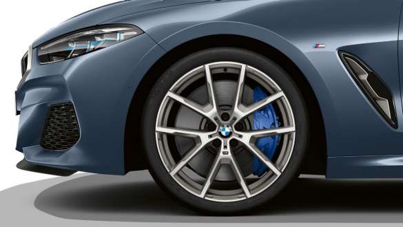 Jantes BMW en alliage léger à rayons en Y 728 M, Bicolor Ceriumgrau G15. BMW M850i xDrive Coupé en Barcelona Blau metallic, avec jantes BMW M 20" en alliage léger, à rayons en Y 728 M, Bicolor Ceriumgrau G15.