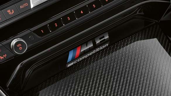Insigne M8 Competition F92. BMW M8 Competition Coupé, console centrale avec insigne M8 Competition F92.