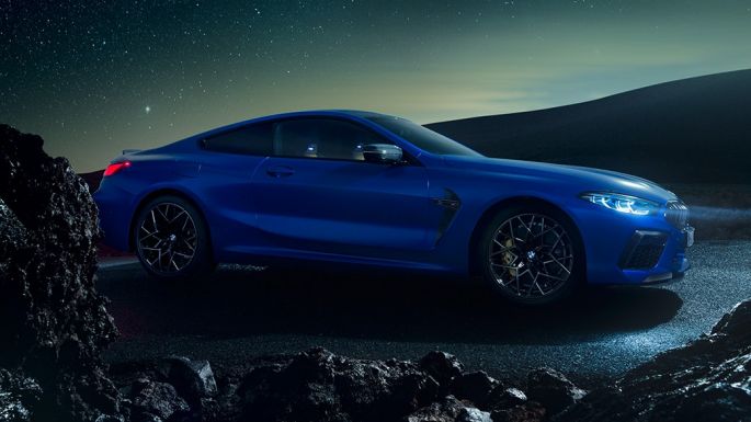 BMW M8 Competition Coupé, vue de trois quarts de profil F92. BMW M8 Competition Coupé en Marina Bay Blau metallic, vue de trois quarts de profil à l’arrêt, de nuit F92.