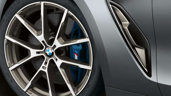Freins M sport, BMW M850i xDrive Gran Coupé G16 Vue latérale des freins M sport de la BMW M850i xDrive Gran Coupé G16 2019 en BMW Individual Frozen Bluestone metallic