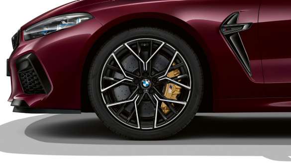 Freins M configurables de la BMW M8 Competition Gran Coupé F93 Vue latérale des freins M configurables de la BMW M8 Competition Gran Coupé F93 2020 en BMW Individual Ametrin metallic