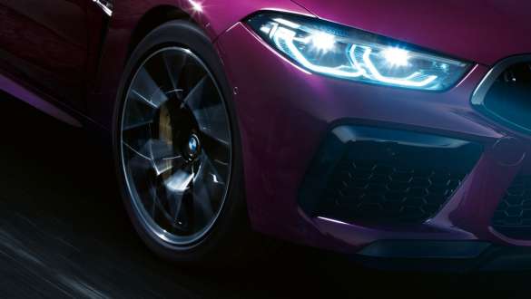 BMW M8 Competition Gran Coupé avec suspension M adaptative F93 Vue frontale rapprochée de la BMW M8 Competition Gran Coupé avec suspension adaptative M F93 2020 en BMW Individual Ametrin