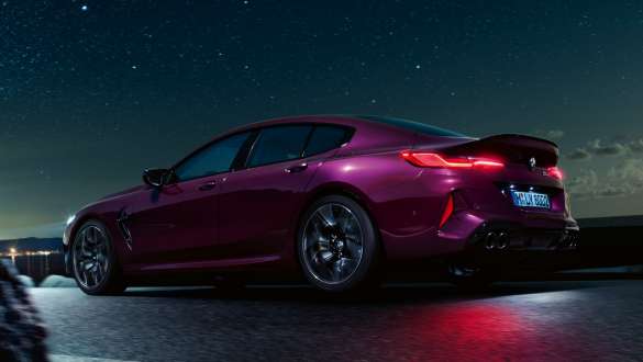 BMW M8 Competition Gran Coupé, vue de trois quarts de profil en contre-plongée F93 Vue latérale de trois quarts de la BMW M8 Competition Gran Coupé avec M xDrive F93 2020 en BMW Individual Ametrin metallic, en contre-plongée