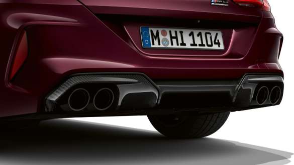 Système d'échappement M sport de la BMW M8 Competition Gran Coupé F93 Vue rapprochée arrière du système d'échappement M sport de la BMW M8 Competition Gran Coupé F93 2020 en BMW Individual Ametrin metallic