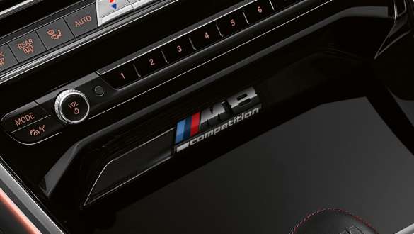Badge Competition, BMW M8 Competition Gran Coupé F93 Console centrale avec insigne Competition de la BMW M8 Competition Gran Coupé F93 2020, habitacle