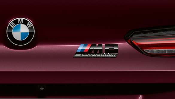 Inscription M8 Competition de la BMW M8 Competition Gran Coupé F93 Vue rapprochée arrière de l’inscription M8 de la BMW M8 Competition Gran Coupé F93 2020 en BMW Individual Ametrin metallic
