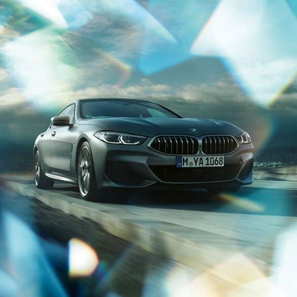 BMW M850i xDrive Gran Coupé, vue de trois quarts avant G16 Vue frontale de trois quarts de la BMW M850i xDrive Gran Coupé G16 2019 en BMW Individual Frozen Bluestone metallic