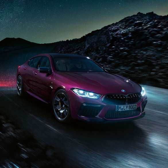 BMW M8 Competition Gran Coupé, vue de trois quarts face F93. BMW M8 Competition Gran Coupé F93 2020 en BMW Individual Ametrin metallic, vue de trois quarts face