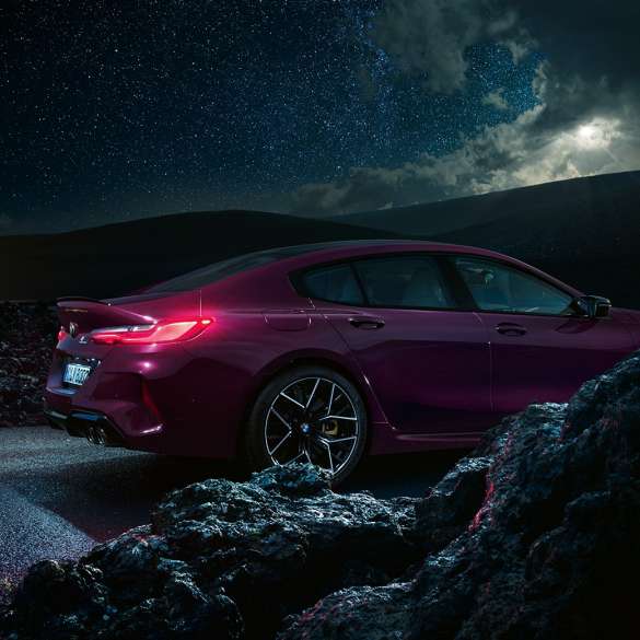 BMW M8 Competition Gran Coupé, vue de profil F93 Vue latérale de la BMW M8 Competition Gran Coupé F93 2020 en BMW Individual Ametrin metallic