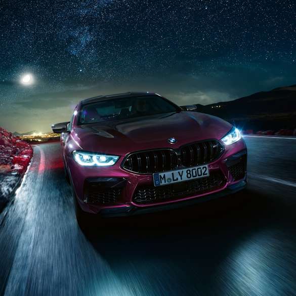 BMW M8 Competition Gran Coupé, vue de face en marche F93 Vue de face en mouvement de la BMW M8 Competition Gran Coupé F93 2020 en BMW Individual Ametrin metallic
