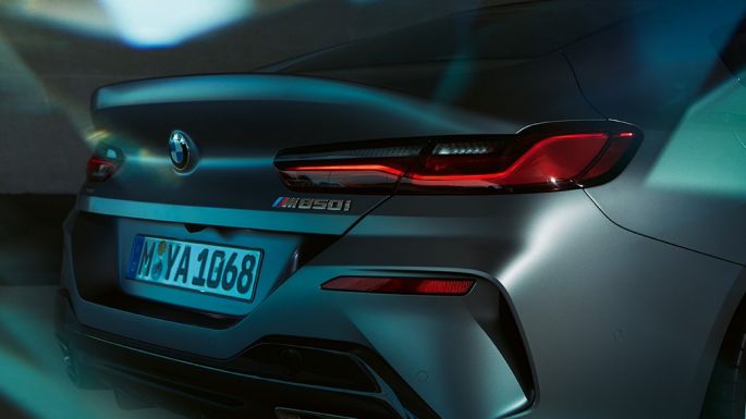 BMW M850i xDrive Gran Coupé, vue en gros plan de la poupe G16 Vue arrière rapprochée de la BMW M850i xDrive Gran Coupé G16 2019 en BMW Individual Frozen Bluestone metallic