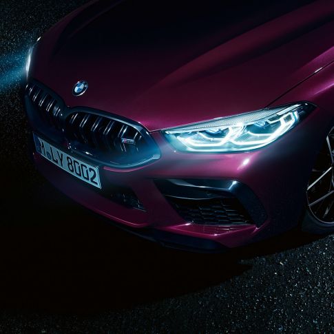 Vue latérale rapprochée de l'avant de la BMW M8 Competition Gran Coupé F93 Vue latérale rapprochée de l'avant de la BMW M8 Competition Gran Coupé avec BMW Laserlight F93 2020 en BMW Individual Ametrin metallic