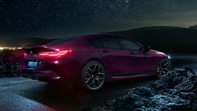 BMW M8 Competition Gran Coupé, vue de trois quarts de profil arrière F93 Vue latérale de trois quarts de l'arrière de la BMW M8 Competition Gran Coupé F93 2020 en BMW Individual Ametrin metallic