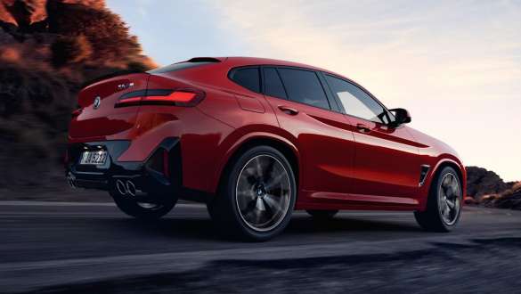 M xDrive BMW X4 M F98 LCI restylage 2021 BMW X4 M F98 LCI Facelift 2021 M xDrive vue de trois quarts arrière roulant sur la route
