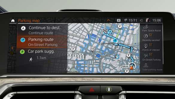 BMW X7 M SUV avec Assistant de recherche de place de stationnement BMW X7 M SUV, Assistant de recherche de place de stationnement : Gros plan du panneau de commande du conducteur, G07