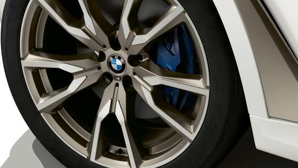 BMW X7 M avec freins M sport G07 2019 BMW X7 M avec freins M sport, G07 2019, gros plan sur une jante en alliage léger