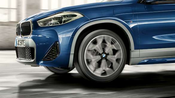 Vue en gros plan de trois quart et de profil de la BMW X2 xDrive25e Plug-in Hybrid F39 BMW X2 xDrive25e Plug-in Hybrid F39 2020 vue de trois quarts de profil en gros plan