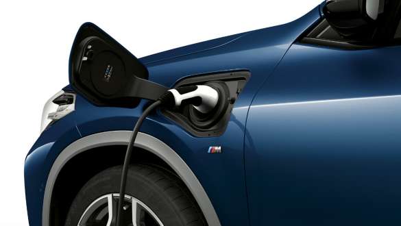 Clapet de recharge en gros plan de profil BMW X2 xDrive25e Plug-in Hybrid F39 BMW X2 xDrive25e Plug-in Hybrid F39 2020 vue de profil en gros plan