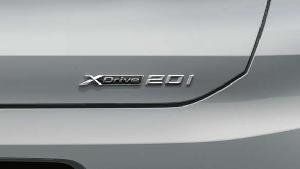 Vue arrière de la BMW X2 SUV F39 Vue arrière de la BMW X2 xDrive SUV 2020 F39 Brooklyn Grau