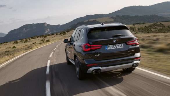 Mode de propulsion de la BMW X3 xDrive30e. Plug-in-Hybrid BMW X3 xDrive30e G01 Mode de propulsion Sophistograu en mouvement vue arrière 2021