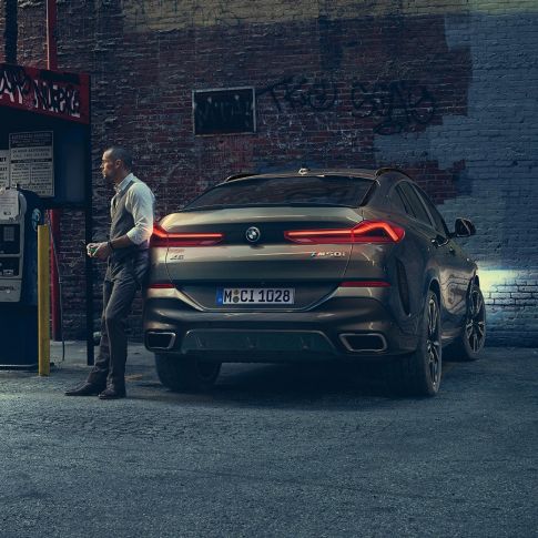 Arrière de la BMW X6. G06 Vue arrière de la BMW X6 devant un décor urbain. G06