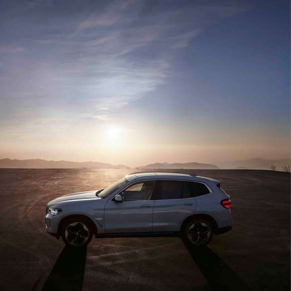 BMW iX3 G08, vidéo sur la dynamique de conduite BMW iX3 G08 2020 en Mineralweiß metallic, vidéo sur la dynamique de conduite
