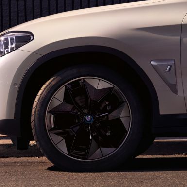Jantes aérodynamiques de la BMW iX3 SUV G08, vue en gros plan de la jante Jantes aérodynamiques de la BMW iX3 SUV G08 2020 Mineralweiß metallic, vue en gros plan de la jante, extérieur