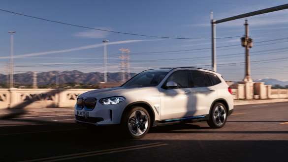 BMW IconicSounds Electric BMW iX3 SUV G08 BMW IconicSounds Electric BMW iX3 SUV G08 2020 en Mineralweiß metallic, en mouvement sur la route