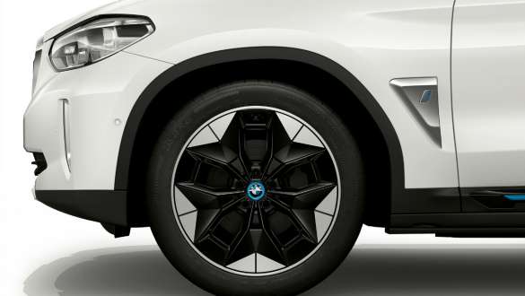 Jantes aérodynamiques 843" bicolores de la BMW iX3 SUV G08 Jantes aérodynamiques 843 bicolores de 20" avec monte mixte BMW iX3 SUV G08 2020 en Mineralweiß metallic, vue en gros plan de la jante