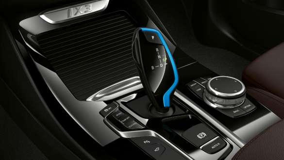 Suspension adaptative BMW iX3 SUV G08 Suspension adaptative BMW iX3 SUV G08 2020, levier de changement de vitesse et habitacle