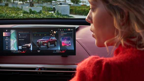 Femme regardant l’écran central CID Femme regardant l’écran central CID OS8 BMW Software Update