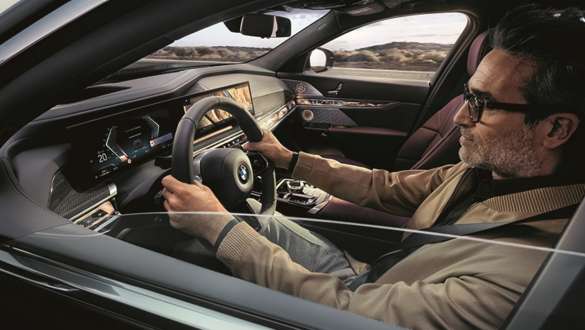 Homme conduisant une BMW Mains sur le volant Homme conduisant une BMW Mains sur le volant