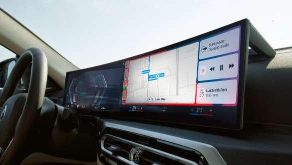 Vue du tableau de bord avec Curved Display Screen Apple CarPlay Vue du tableau de bord avec Curved Display Screen CID OS8 Apple CarPlay