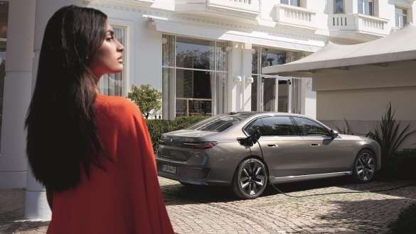 Femme devant une BMW garée Femme devant une BMW garée Borne de charge