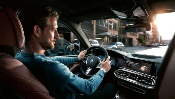 Homme roulant dans une BMW Homme roulant dans une BMW Système de navigation