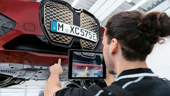 BMW hulp bij pech en ongevallen BMW reparaties en verzorging BMW reparaties en verzorging BMW hulp bij pech en ongevallen man telefoneert