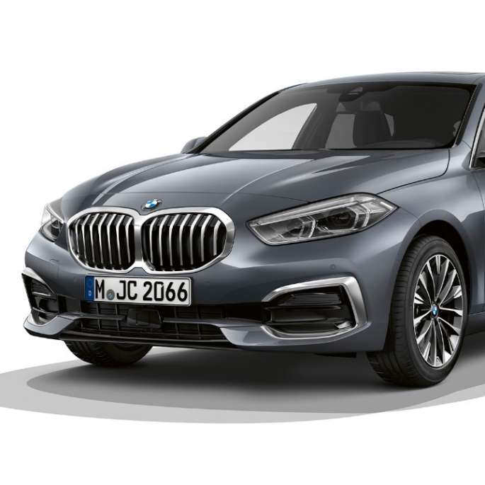 BMW 1 Reeks Model Luxury, driekwart voorkant. BMW 1 Reeks Model Luxury in Storm Bay metallic, studio-opname driekwart voorkant.