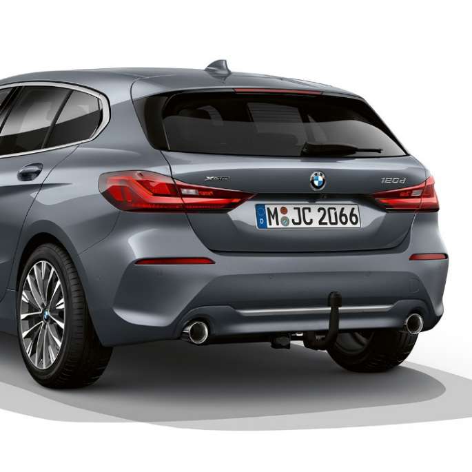 BMW 1 Reeks Model Luxury, driekwart achterkant. BMW 1 Reeks Model Luxury in Storm Bay metallic, studio-opname driekwart achterkant.