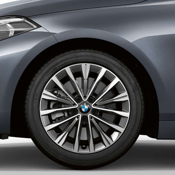BMW 17" lichtmetalen velg, multispaak 547. BMW 1 Reeks Model Luxury in Storm Bay metallic, zijdelingse voorkant met BMW 17" lichtmetalen velgen, multispaak 547.