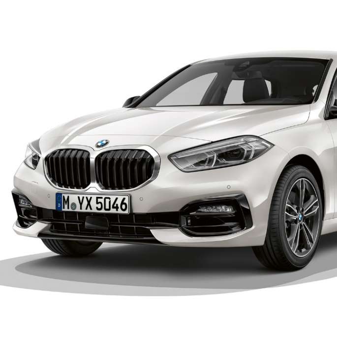 BMW 1 Reeks Model Sport, driekwart voorkant. BMW 1 Reeks Model Sport in Mineralweiß metallic, studio-opname driekwart voorkant.